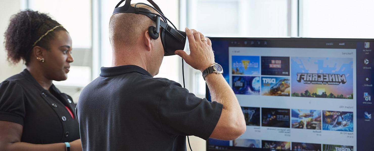 教师使用虚拟现实设备学习